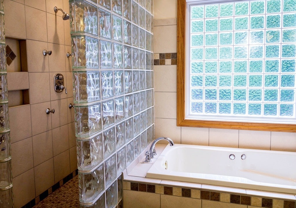 Installer une salle de bain : conseils de plomberie pour les débutants